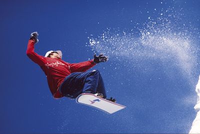 Snowboarder bei einem Sprung
