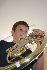 Junge mit Horn